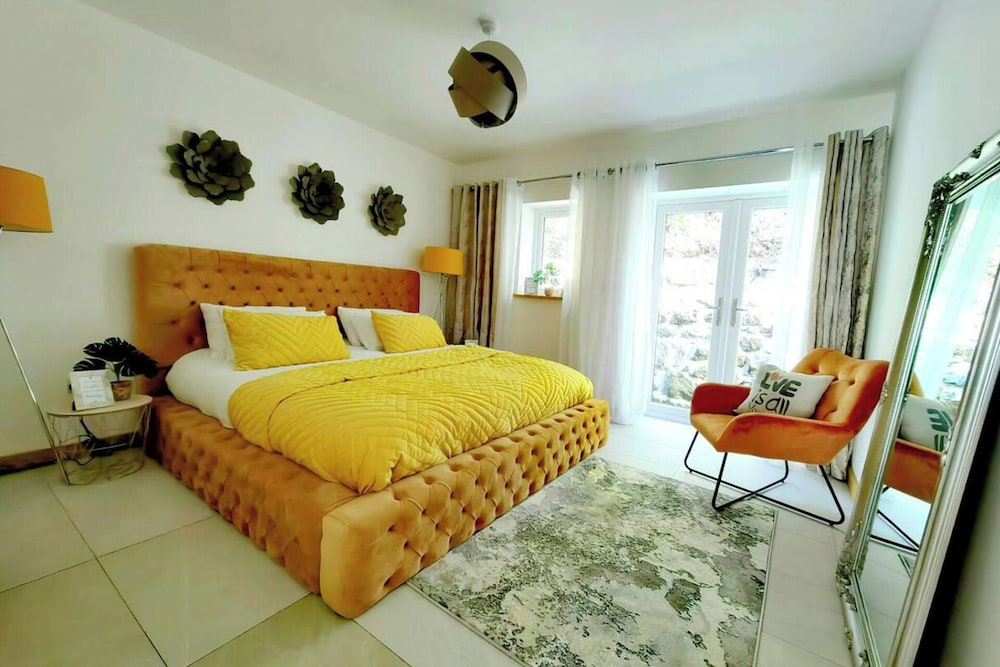 4 Bed Villa Sleeps 8 -Private Terrace-Free parking