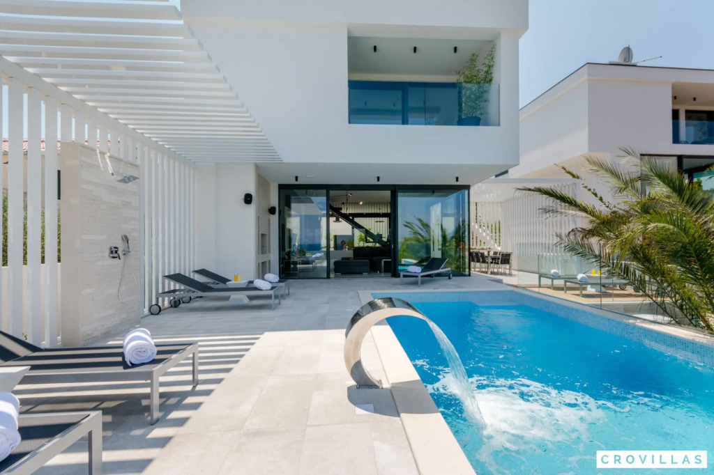Pax in Sutivan with 3 bedrooms and 3 bathrooms