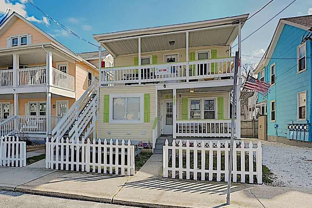 New Listing! Updated Apartment - Walk To Beach 3 Bedroom Apts
