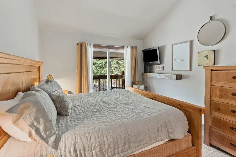 Winterset 1 4 Bedroom Condo by RedAwning