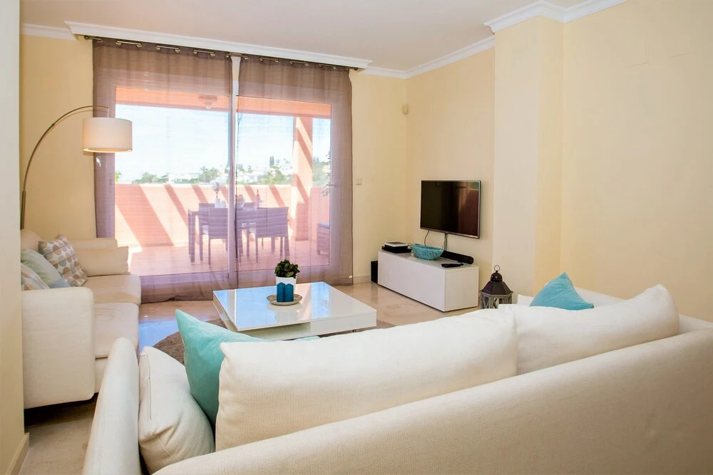 Delightful 2 Bed Apartment with sea views PW10