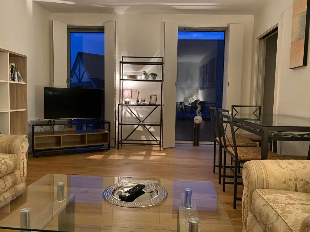 Central, modern and peaceful, lovely Cathedral views, two-bed apartment with 40" smart TV & free onsite parking