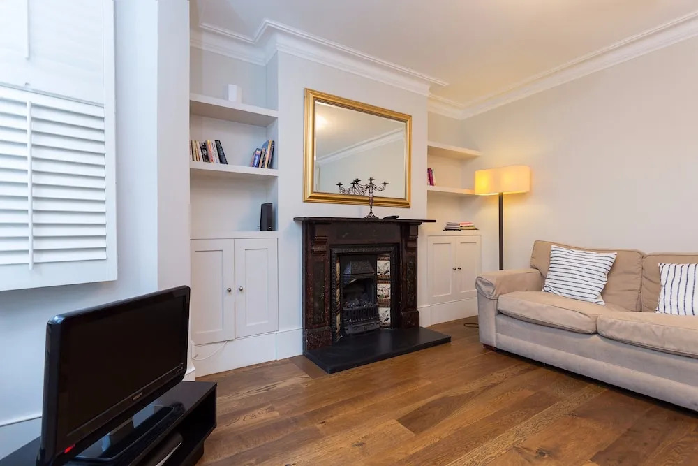 2 Bedroom Flat by Battersea Park