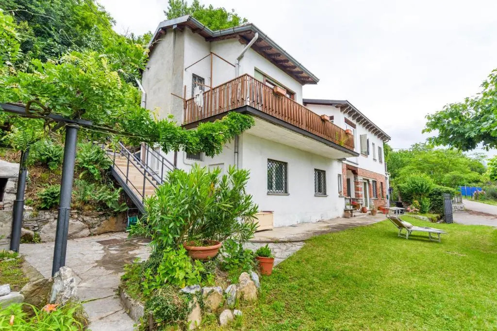 Como Lake Cosy Flat with Garden and Parking