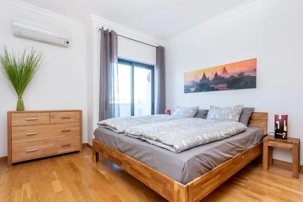 Sacha's sweet home, lovely 2 bedroom apartment, walking distance to town, beach and marina