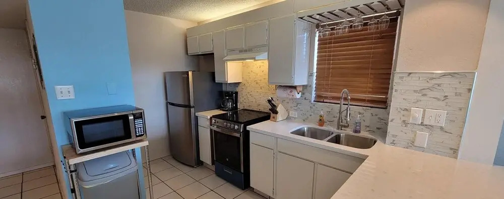Beach access Condo Nice pool/hot tub area w/bbq 2 Bedroom Home by RedAwning