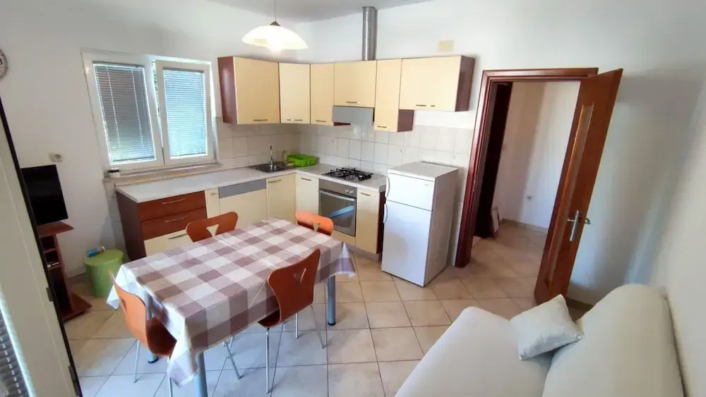 Leana - Great Location and Close to Beach - A1