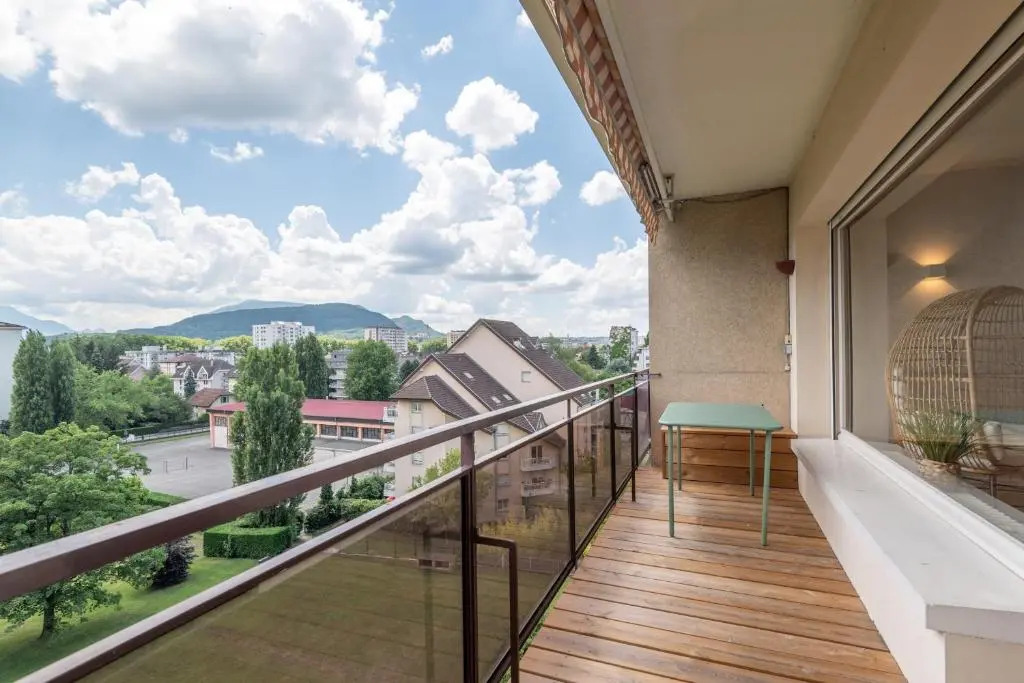 Spacious T3 apartment with a balcony near the old town