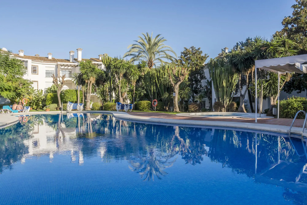 HB - Comfortable Beachfront Holiday Apartment