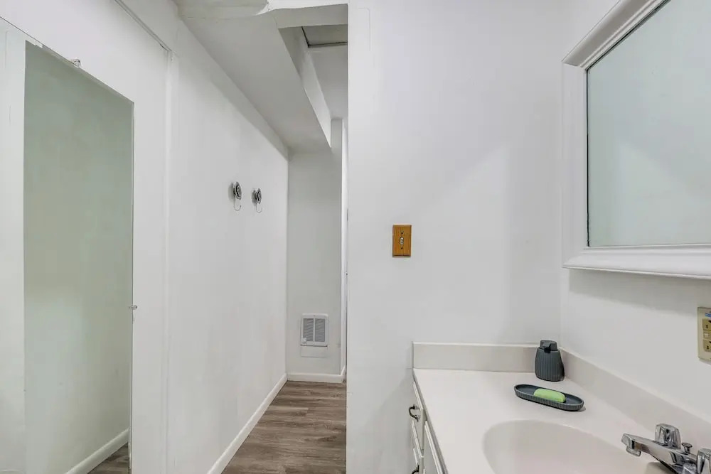 3 Mi to Belmont Stakes! Pet-friendly Home w/ Patio