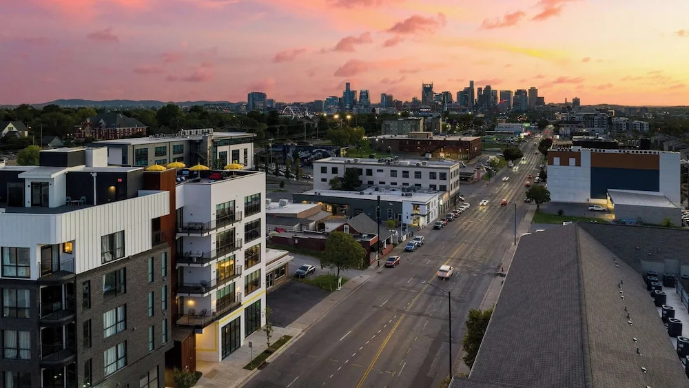 916 Main 12 Unit Buyout - 30bdrs! Prvt Two Floors
