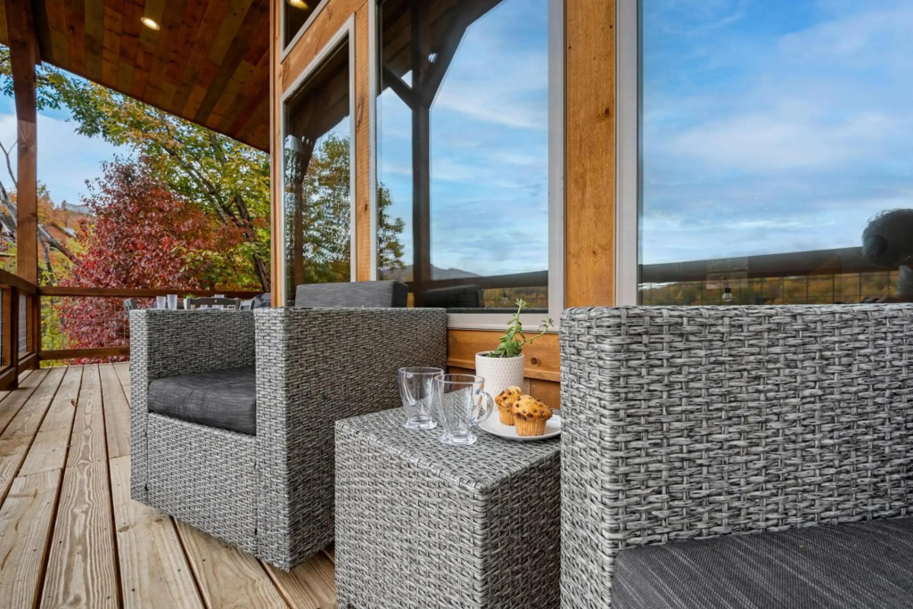 2021 Cabin - Gorgeous Fall Views, GameRm, HotTub, Xbox, Bears, Gatlinburg 10min & Ober 5min