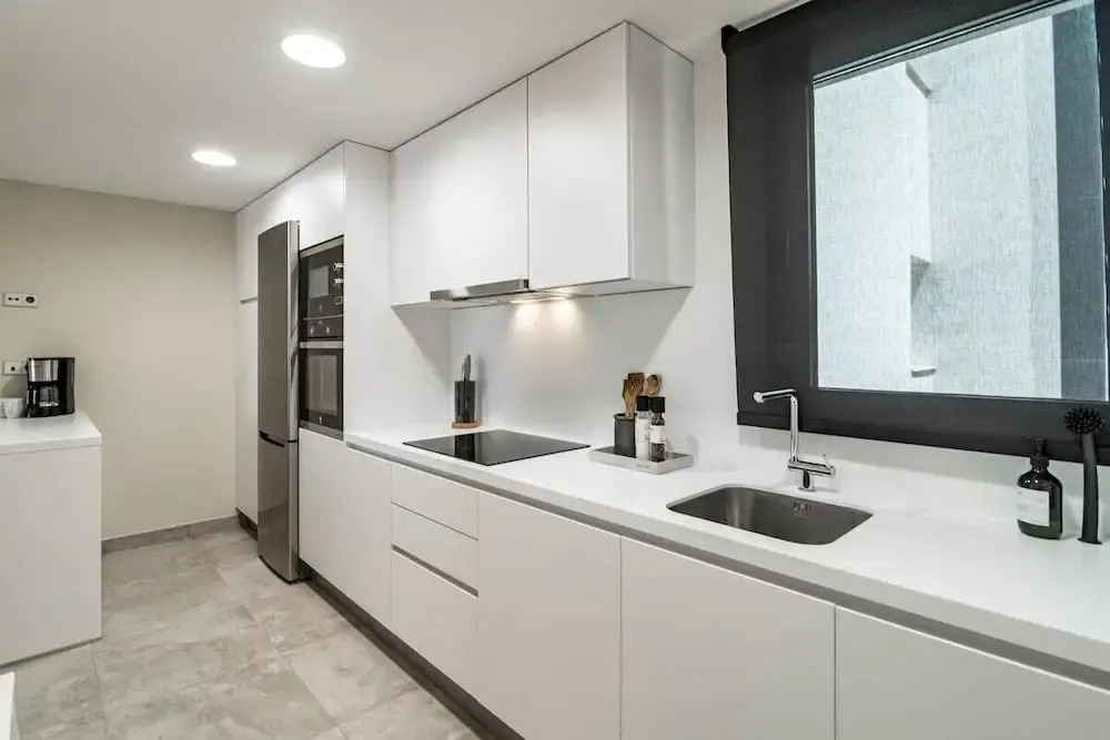Inf3.3k- Stunning City Apartment Close to Beaches