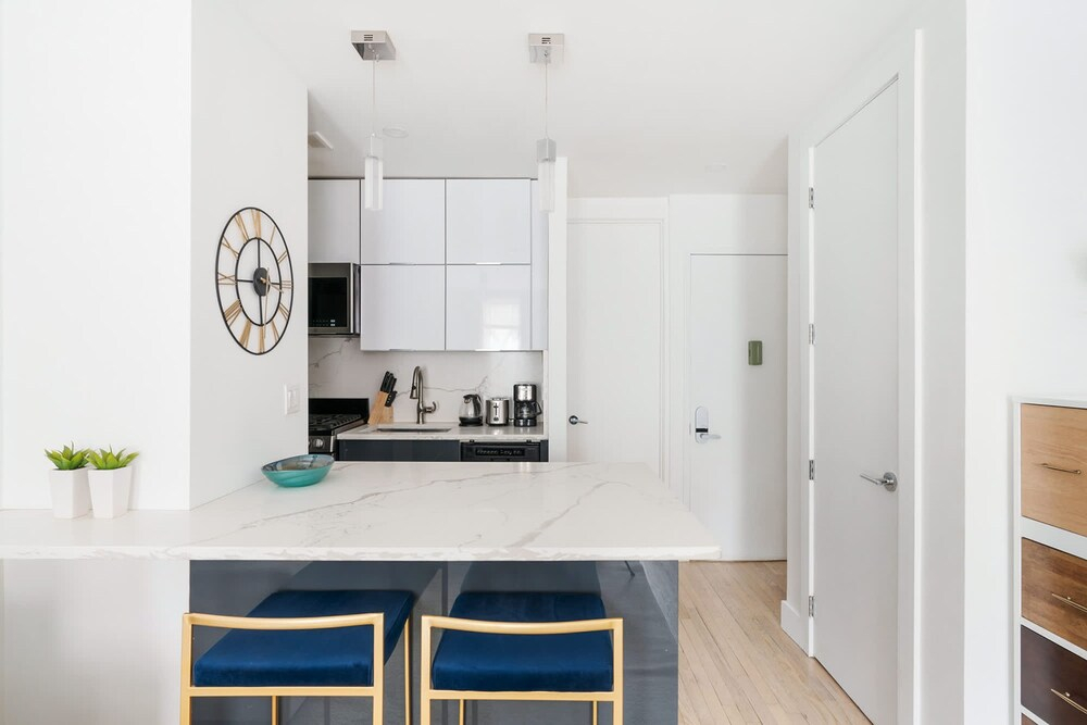 1597-10 New Studio Upper East Side W D in Unit