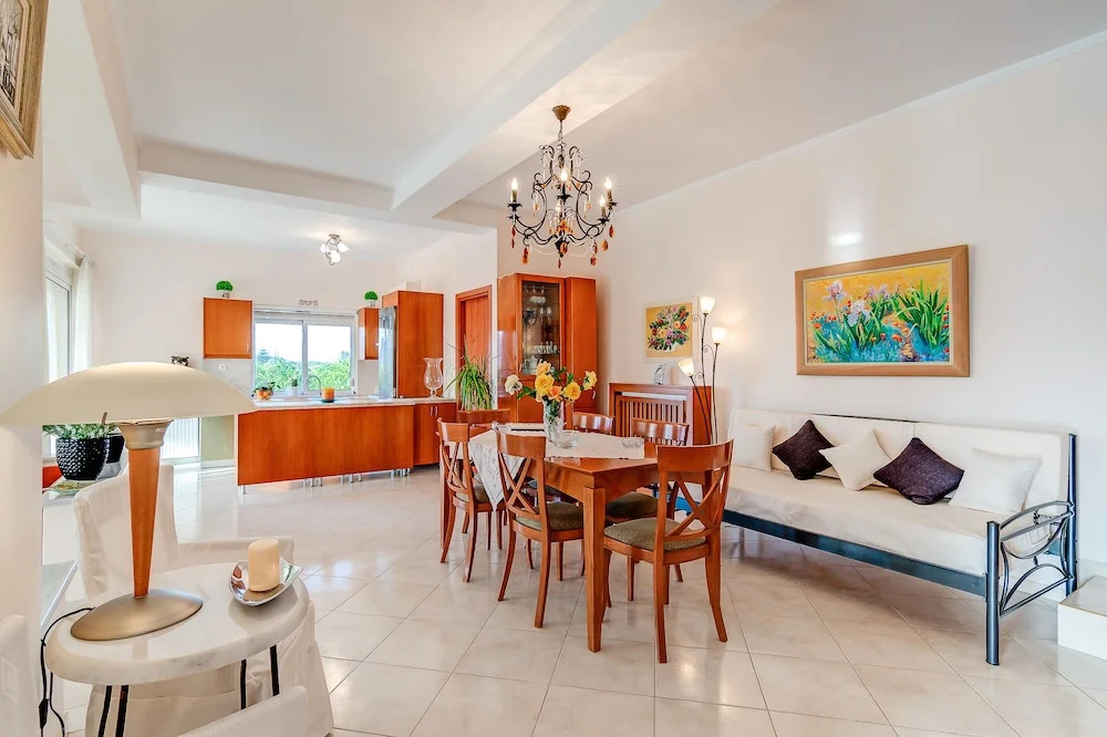 Light Filled Spacious Private Villa with Pool