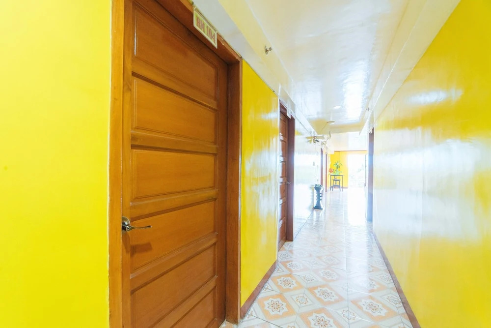RedDoorz near Golden Sarok Shrine