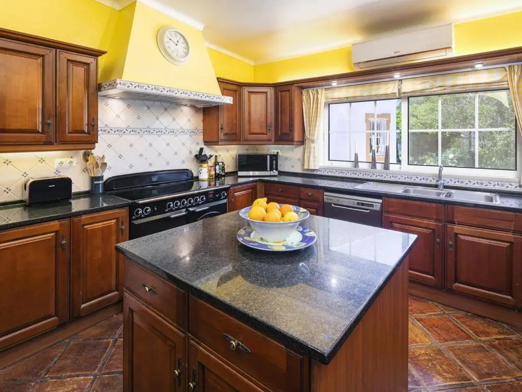 8 bedroom Villa close to Alvor with tennis court table tennis heated private pool air conditionin