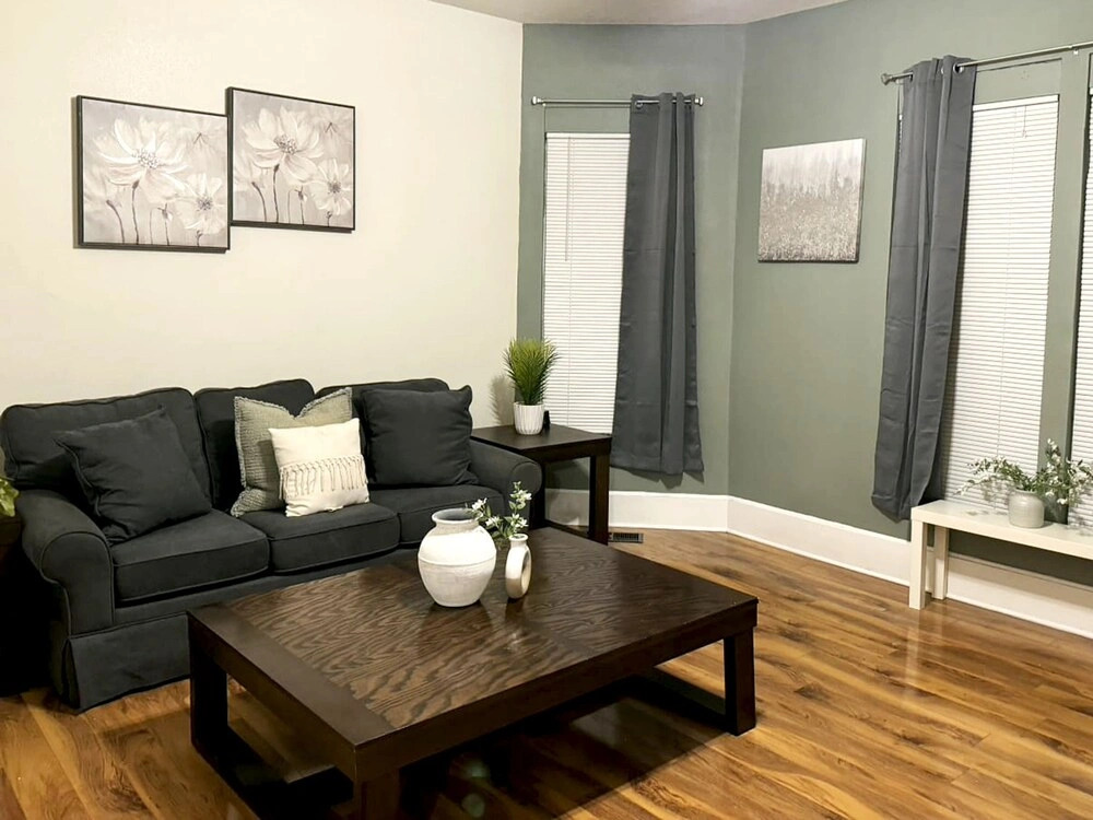 Downtown 1BR Stay Walk to Cafes Parks