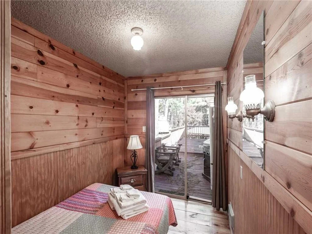 Sleeping Bear, 2 Bedrooms, Front Deck, Midtown, Sleeps 6