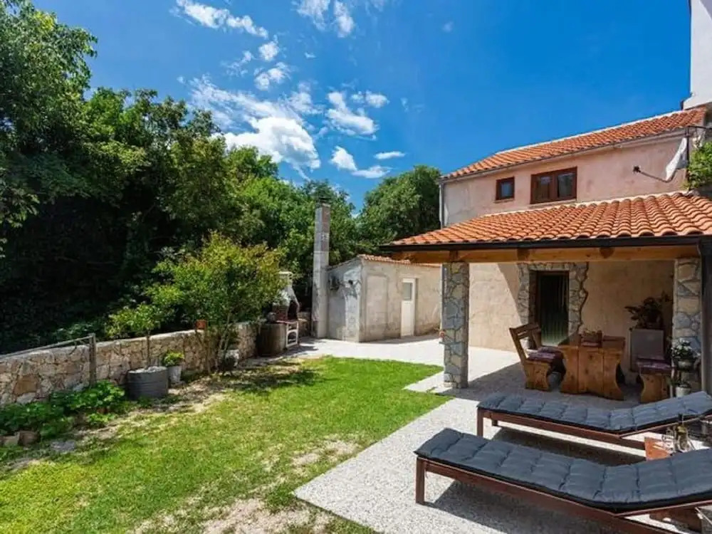 Peaceful Getaway in Polje with Garden