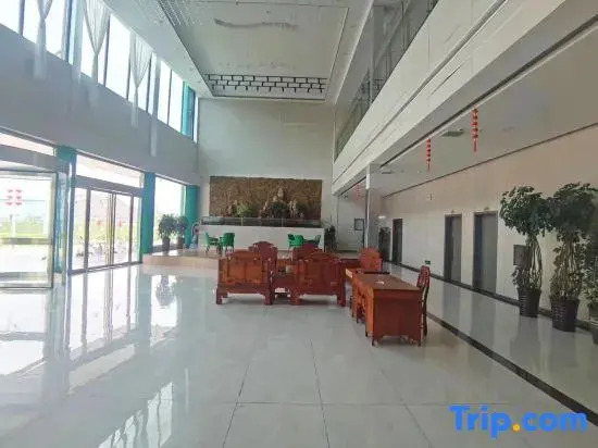 Qunhao International Hotel (Nanyang Xuefeng Middle Road Wolong Park Branch)