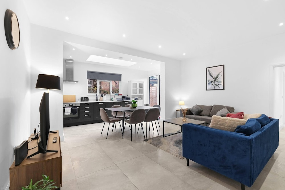 Modern 4 Bedroom Apartment in London with Parking + Garden
