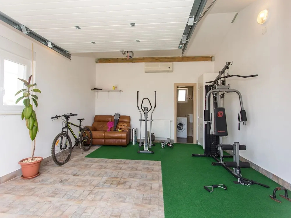 Modern villa with private swimming pool, nice garden with roofed terrace, BBQ