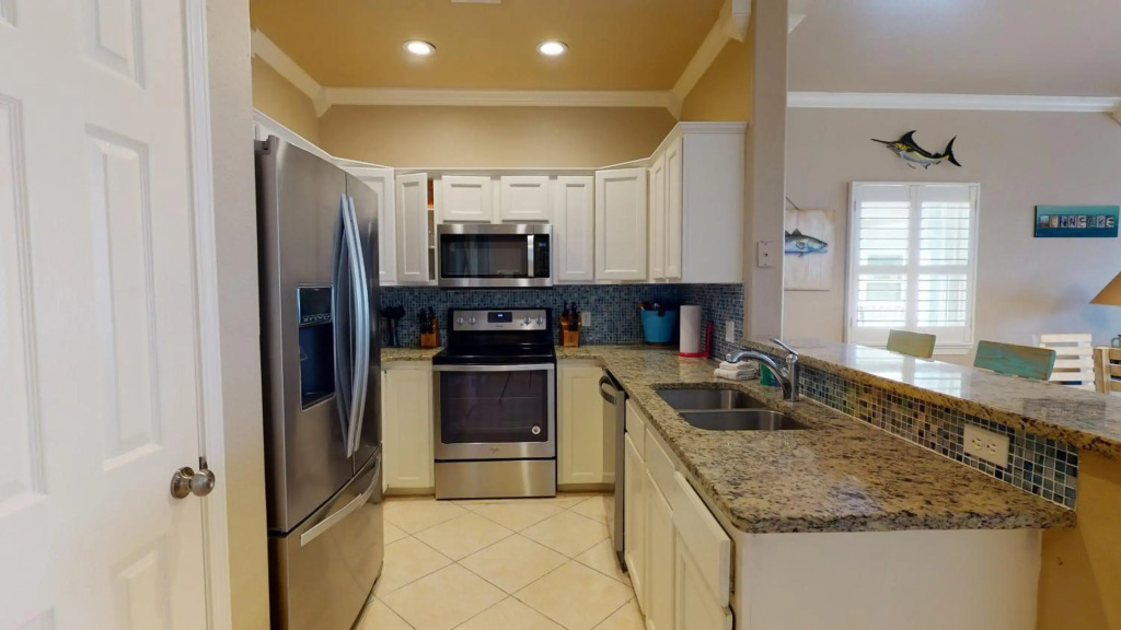 SFH201 Newly Renovated Ground Floor Townhome, Shared Pool, Near Beach