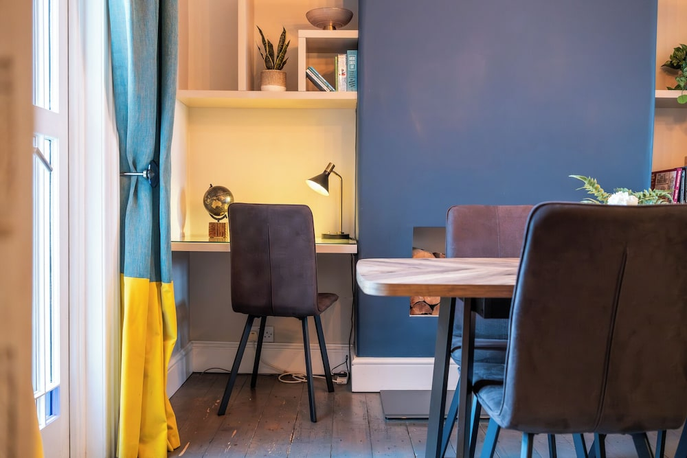 Stunning 2BD Townhouse in Cheltenham