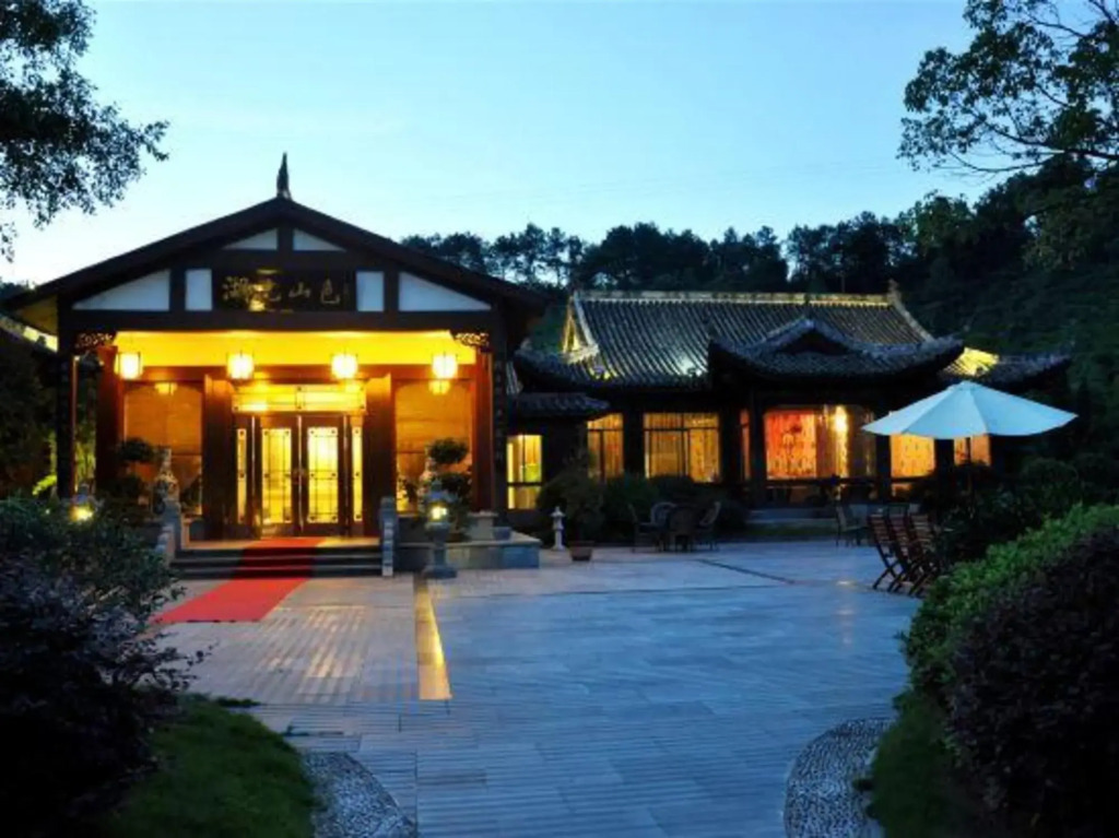 Lake Home Hotel
