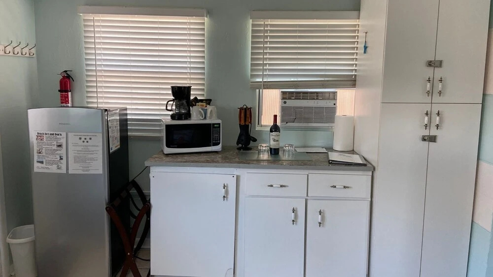 Hibiscus Retreat - Cozy Studio Close to Beach- Shared Hot Tub
