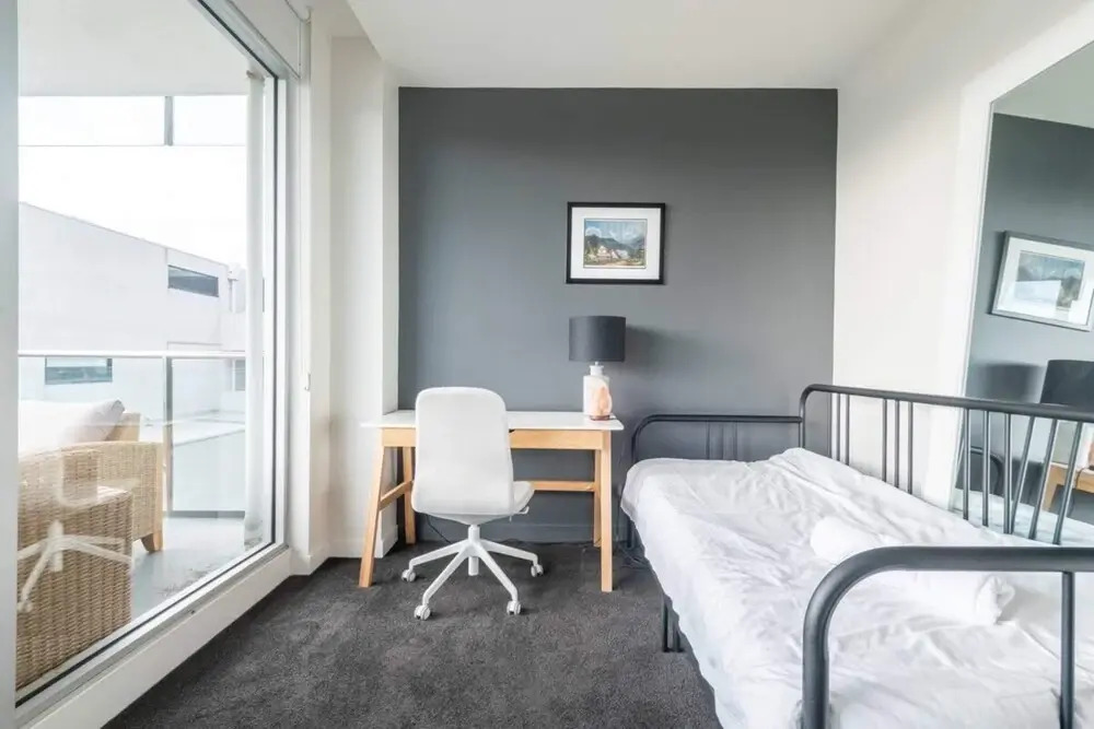 Stylish 2 Bedroom Apartment in Port Melbourne With City Views