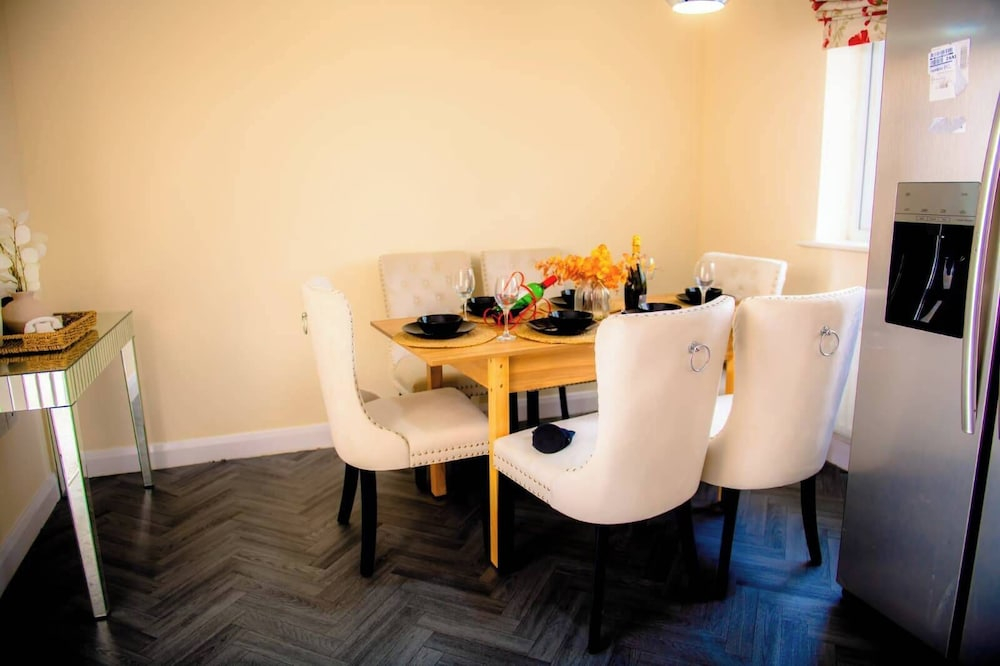 House - Sleeps 7 - Parking - 10min Drive to Centre