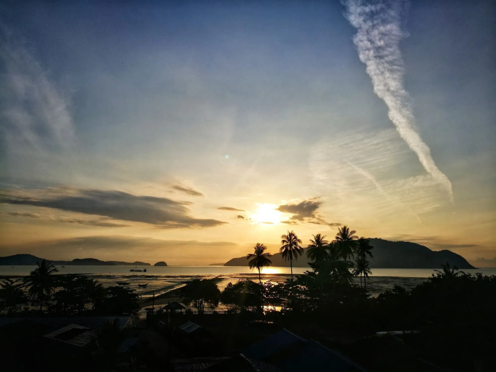 Aqua Resort Phuket - Near Beach and Chalong Pier