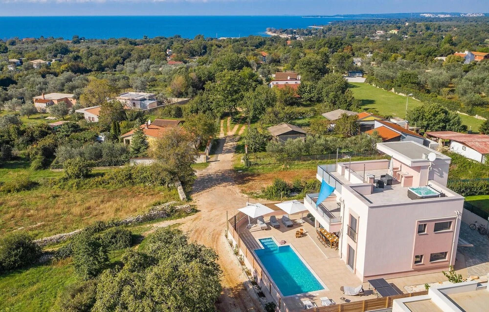 Amazing Home in Fazana with Outdoor Swimming Pool, Hot Tub & 4 Bedrooms