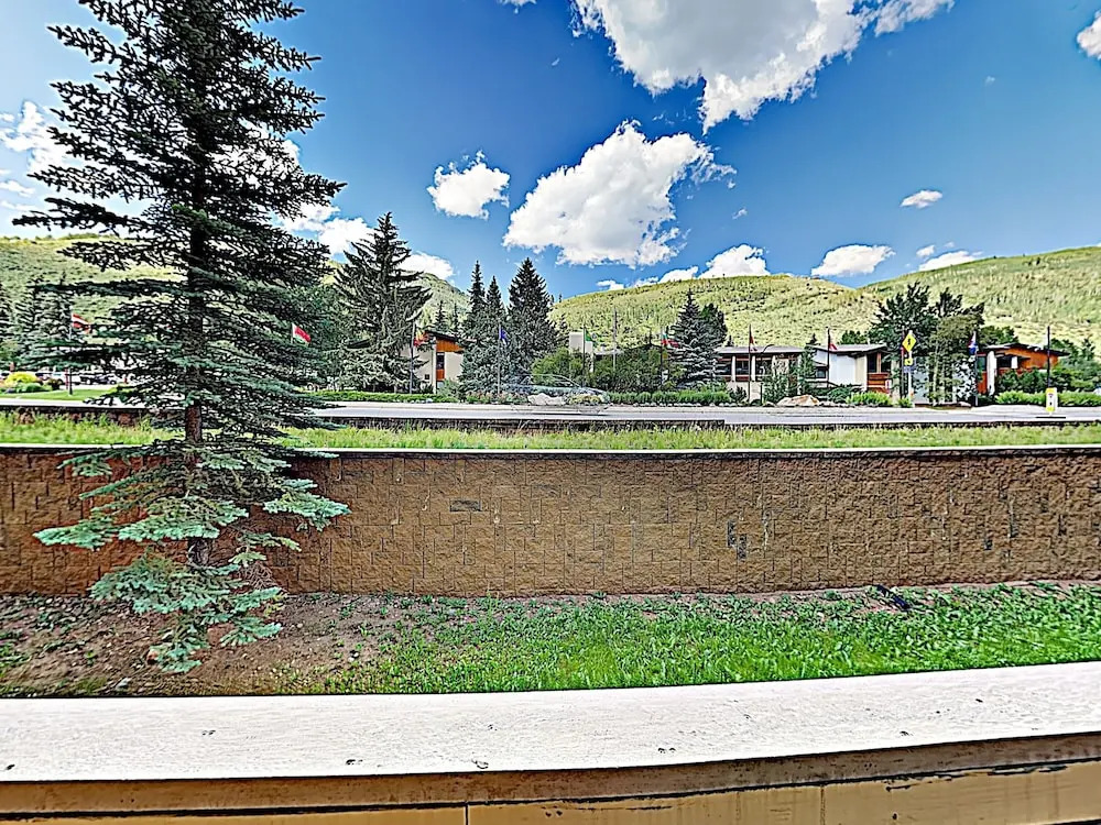 New Listing! Apres-ski Dream - Walk To Gondolas 4 Bedroom Condo
