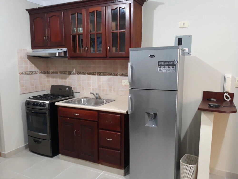 1br 6 Miles to Beaches & Airport w/ Parking/wifi & Hot Water