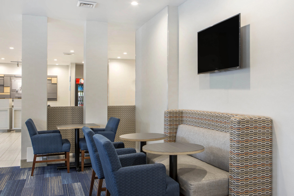 Holiday Inn Express & Suites Chicago West - St Charles by IHG
