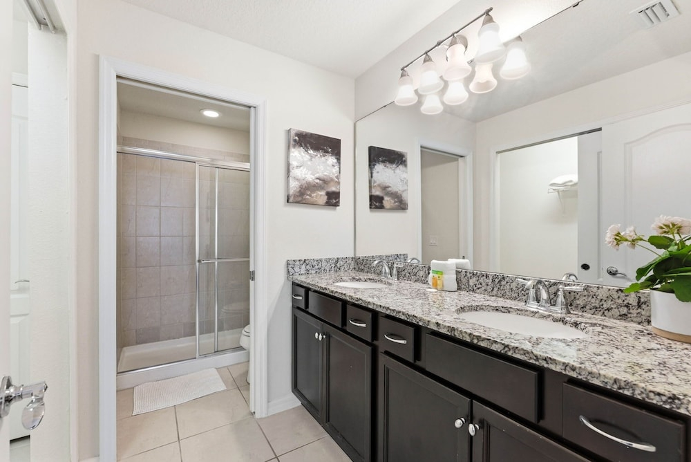 Cozy and Spacious 5BR With Pool Near Disney Parks