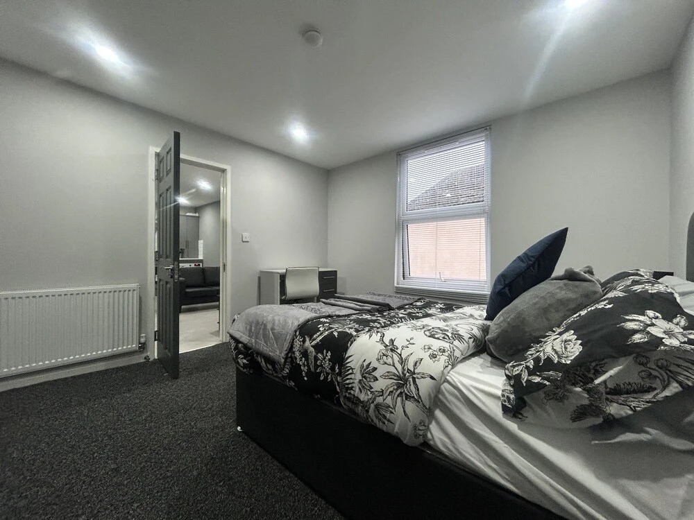 Private Luxury Apartment - Free Parking & Wi-fi