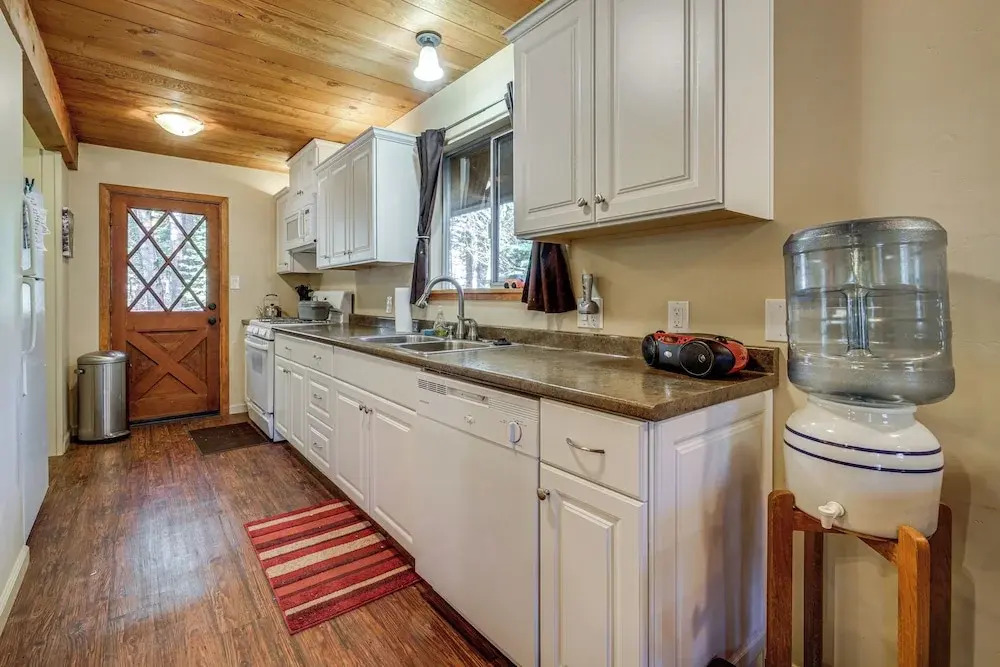 Near Slopes, Donner Lake & Trails! Woodsy Retreat