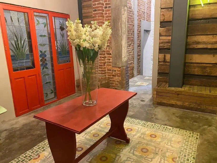 Estudio, en casa de 1910, a una cuadra del Angel