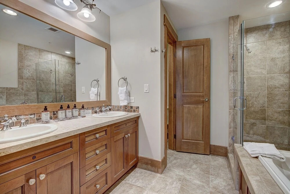 Luxurious 2 BR in River Run Village with Ski in ski out, Kids Ski Free condo