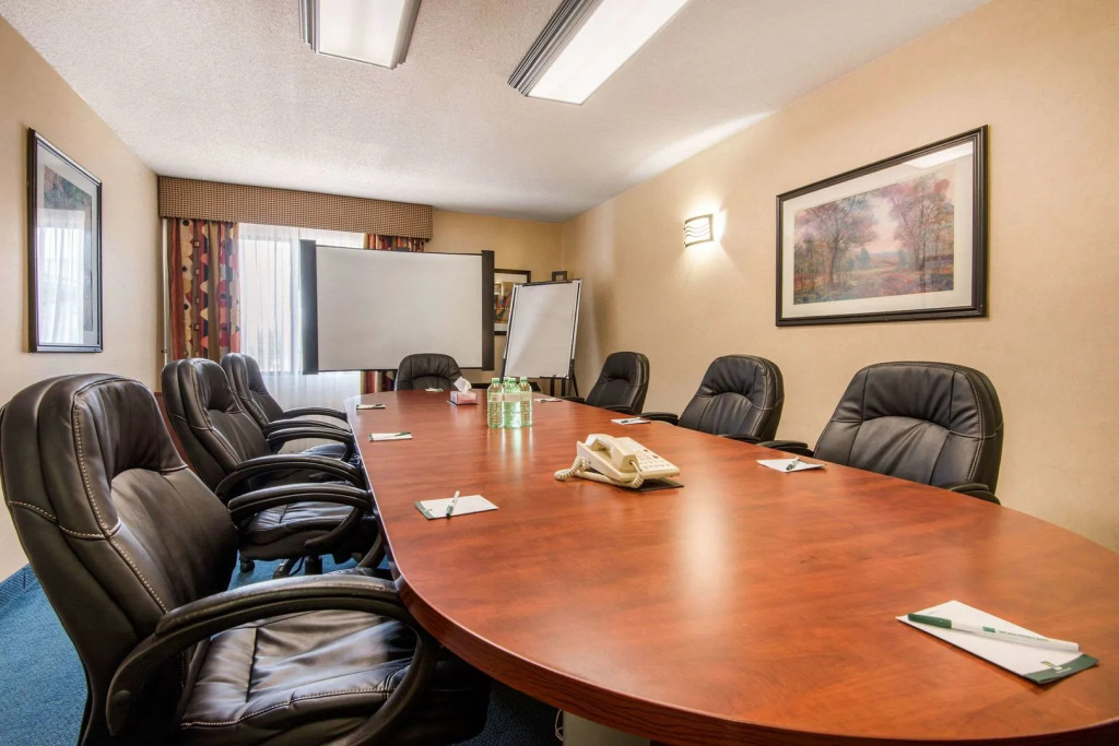 Quality Inn & Suites 5585 Ambler Drive Mississauga Ontario