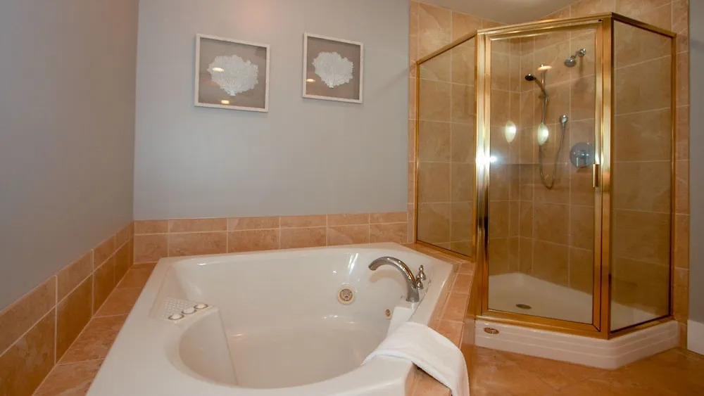 Two Bedroom Condo With Waterfront Views - Unit Crc1008