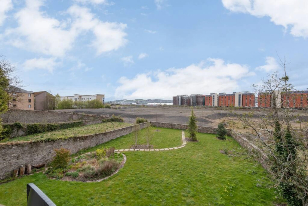 Roseangle - Spacious Family Apartment with South Facing Garden