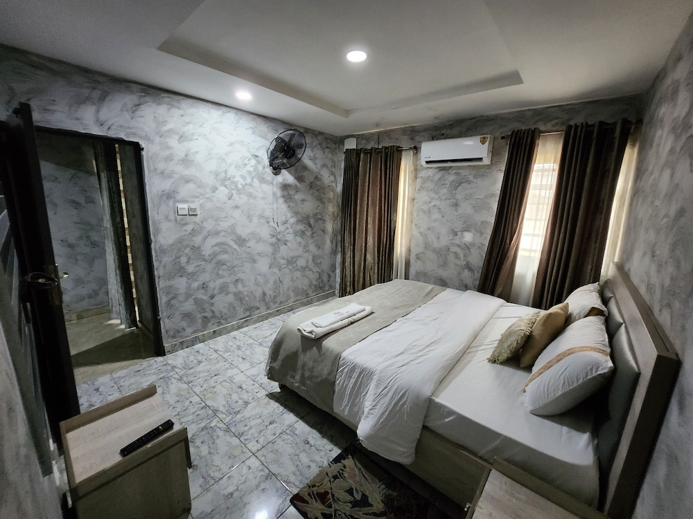DeRadiant Lodge