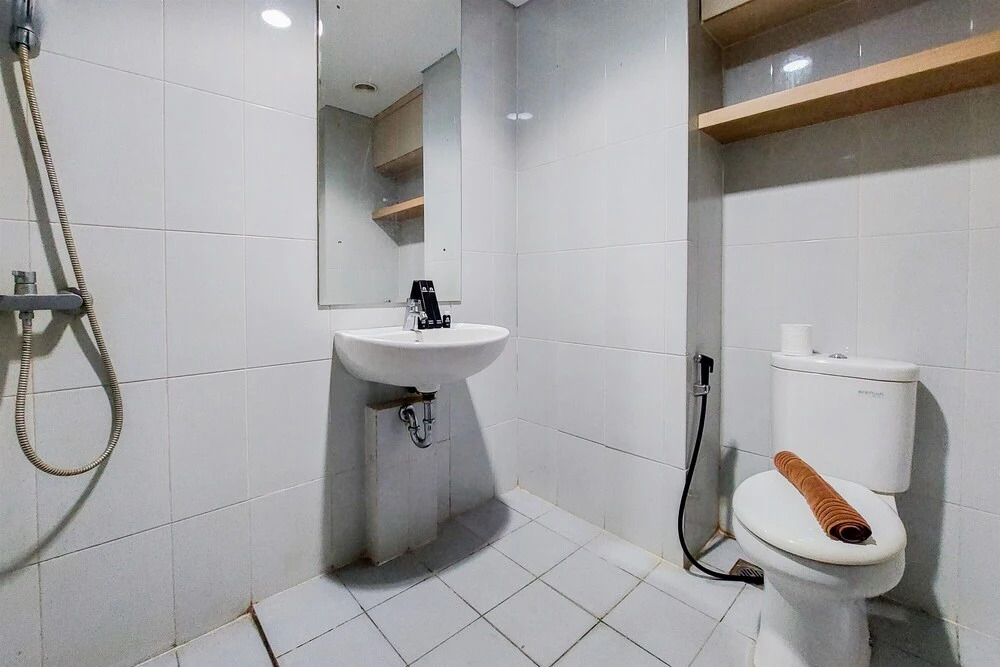Minimalist Spacious Studio Room At Apartment Galeri Ciumbuleuit 1