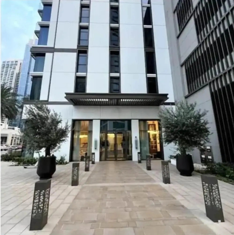 1 BR Apt Luxury at Burj Crown