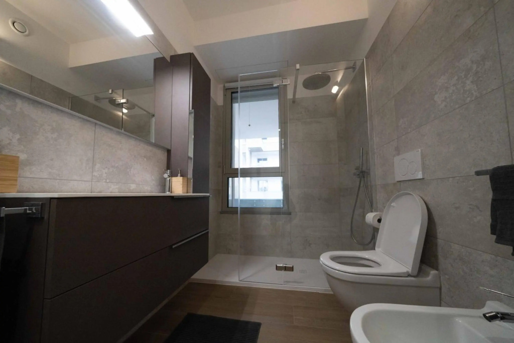 Amazing BRAND NEW 2 room upper scale with condo GYM close to metro